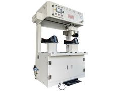 Машина для прессования швов проймы рубашки, не требующей глажки, 2 верхние рабочие позиции